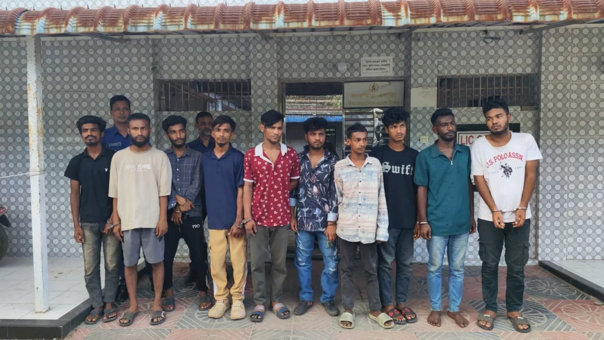 কুমিল্লা চান্দিনার মহাসড়কে নিয়ন্ত্রণ হারিয়ে যাত্রীবাহী বাস খাদে, আহত-৮