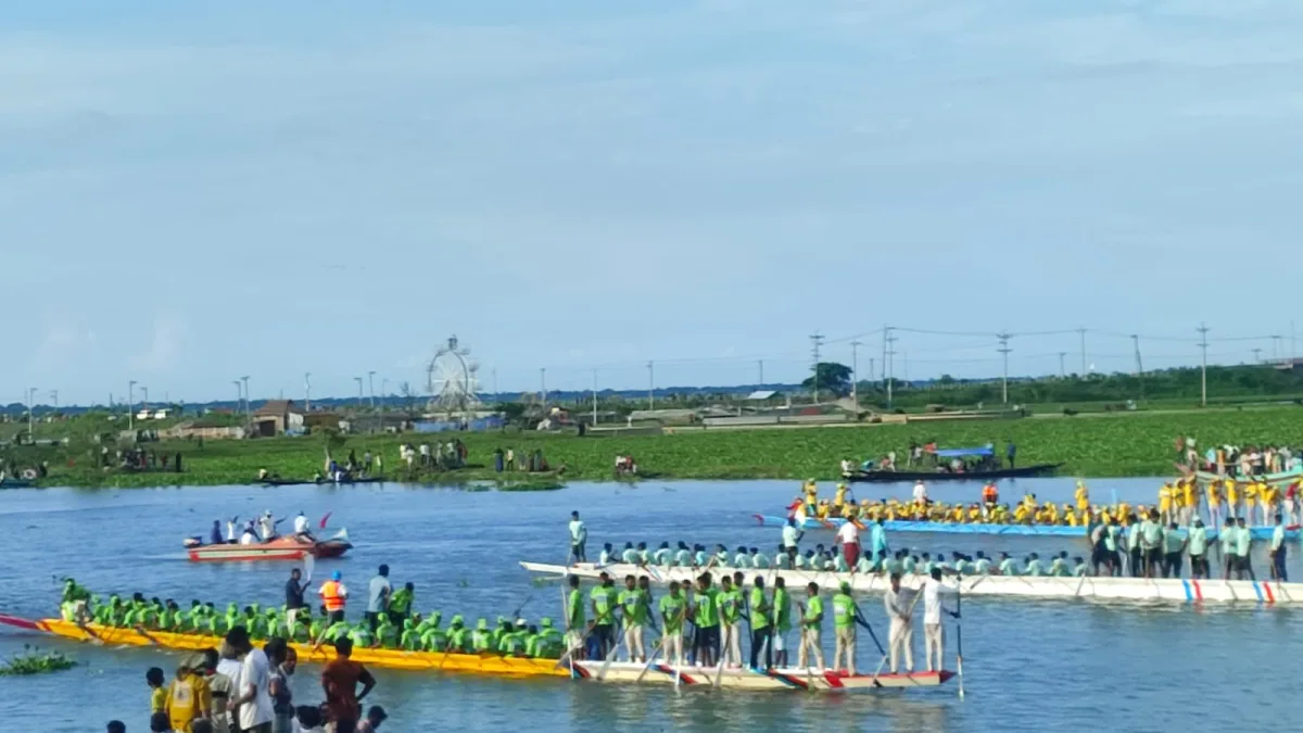 ব্রাহ্মণবাড়িয়ায় তিতাস নদীতে নৌকাবাইচ, দুই পাড়ে হাজারো মানুষের ঢল