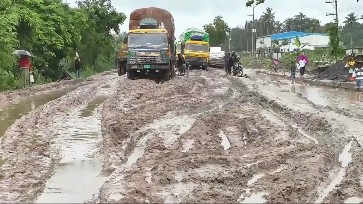 সাতক্ষীরা- সুন্দরবন সড়কের উন্নয়ন কাজ চলছে কচ্ছপ গতিতে