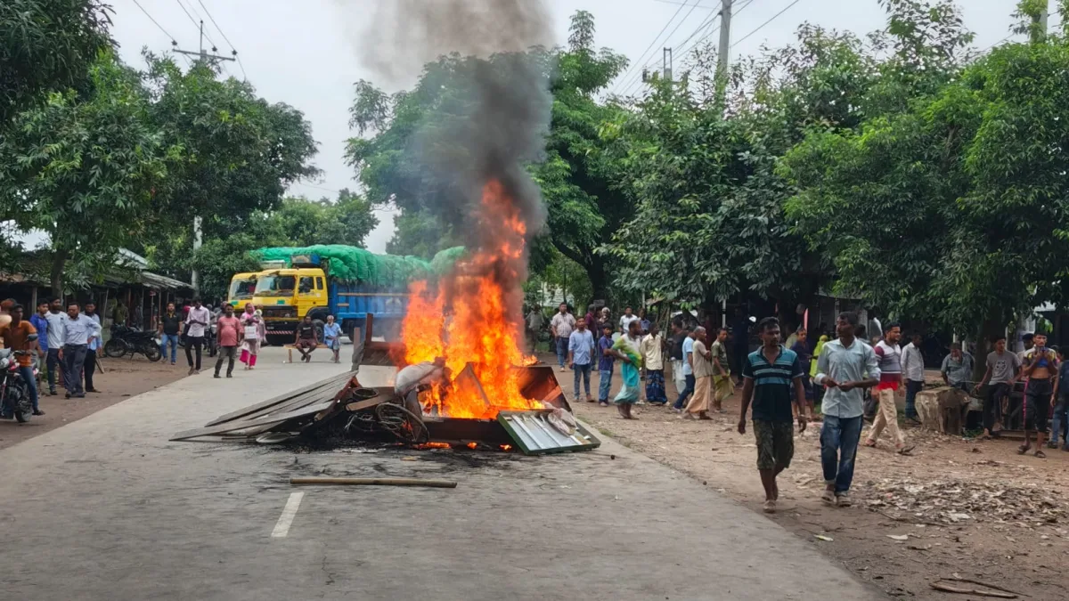 দিনাজপুরে শিশু হত্যার অভিযোগে বিচারের দাবীতে মহাসড়ক অবরোধ, ৬ ঘন্টা যান চলাচল বন্ধ ছিলো।।