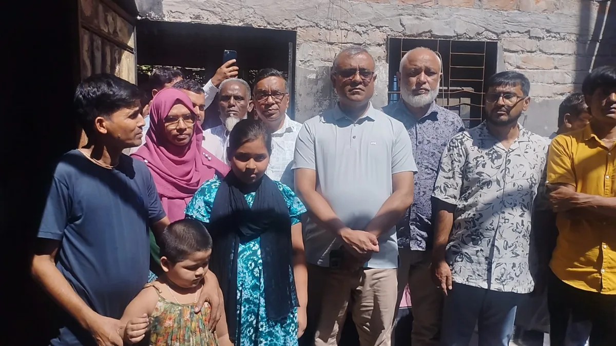 বারহাট্টায় আগুনে পোড়া মন্টুর বাড়ি পরিদর্শন করলেন নেত্রকোনা-২ আসনের এমপি