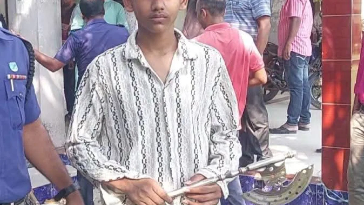 মাদারীপুরে স্কুল প্রাঙ্গণ থেকে দেশীয় অস্ত্রসহ এক কিশোর আটক