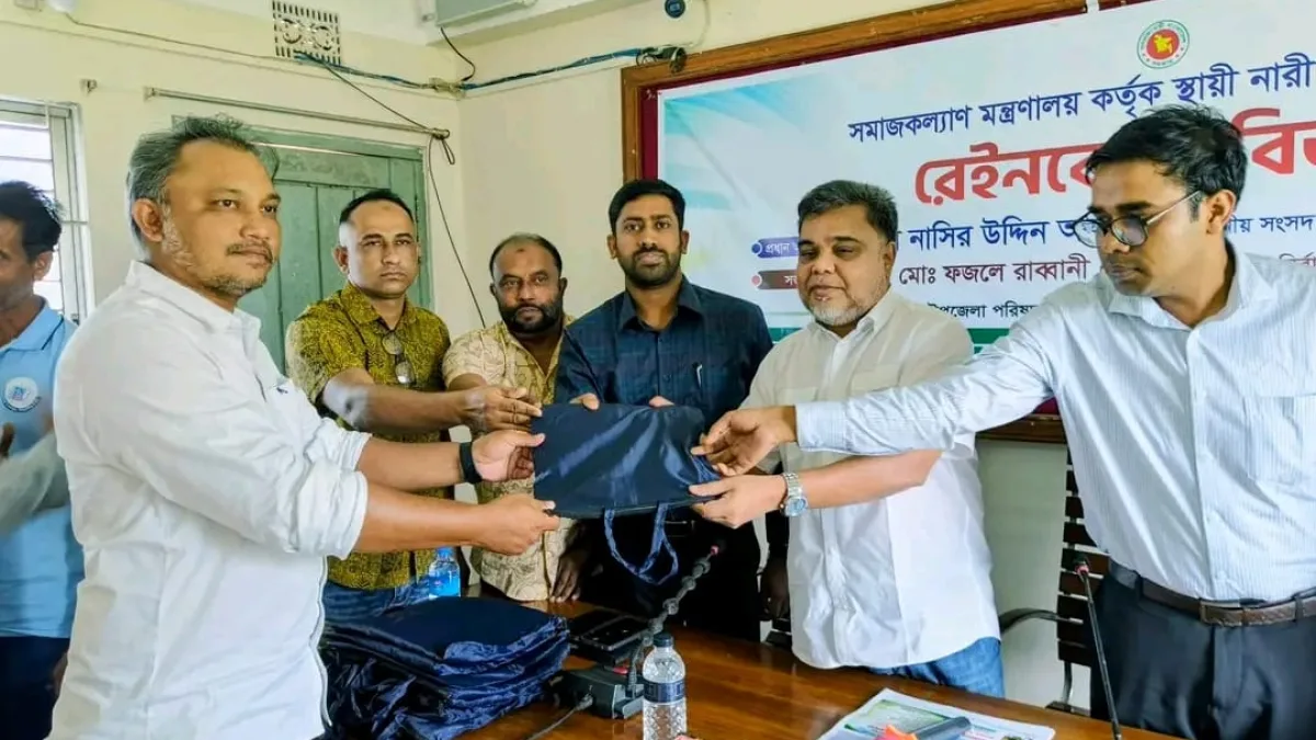 বড়লেখায় নারী চা শ্রমিকদের প্রধানমন্ত্রীর উপহার রেইনকোট বিতরণ