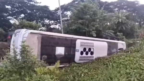 কুমিল্লায় মেডিকেল কলেজ শিক্ষার্থীদের বাস খাদে, আহত-২০
