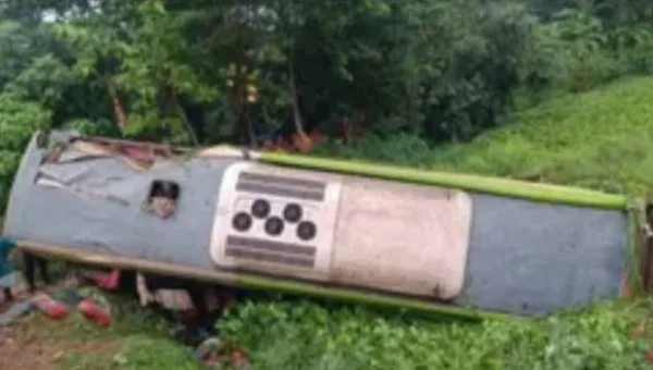 কুমিল্লা চান্দিনার মহাসড়কে নিয়ন্ত্রণ হারিয়ে যাত্রীবাহী বাস খাদে, আহত-৮
