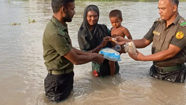 বাঘায় বন্যার্তদের পাশে আনসার ভিডিপির ত্রাণ সামগ্রী বিতরণ