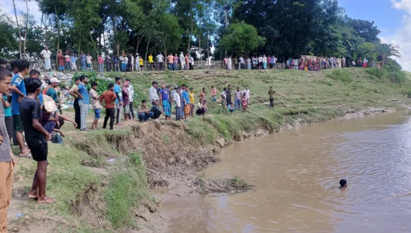 কমলগঞ্জে ধলাই নদীতে অটোরিকশা পড়ে চালক নিখোঁজ