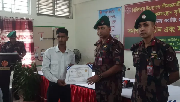 পঞ্চগড়ের সীমান্তবর্তী যুবকদের স্বাবলম্বী করতে বিজিবির উদ্যোগে মাসব্যাপী প্রশিক্ষণ ও সনদ বিতরণ