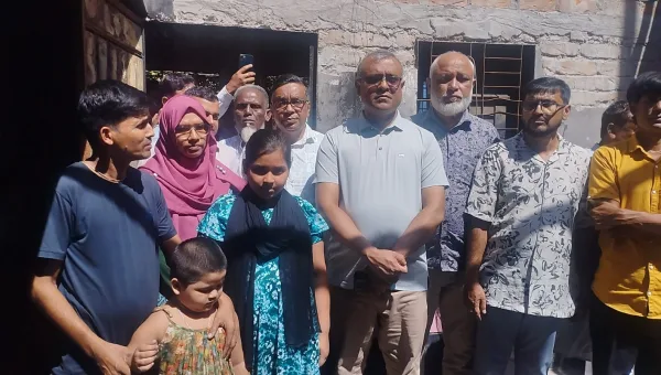 বারহাট্টায় আগুনে পোড়া মন্টুর বাড়ি পরিদর্শন করলেন নেত্রকোনা-২ আসনের এমপি