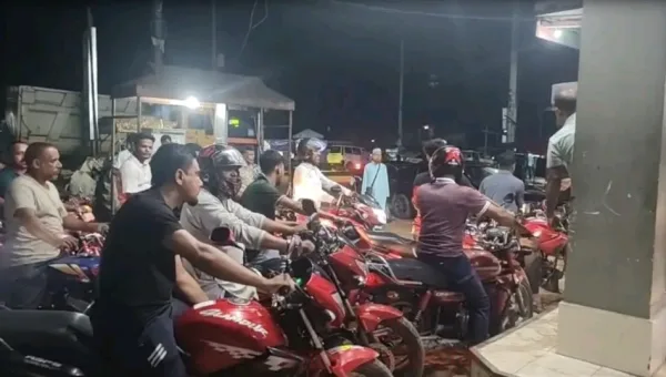 জ্বালানি তেলের দাম বাড়তেই বড়লেখায় পাম্পে দীর্ঘ লাইন