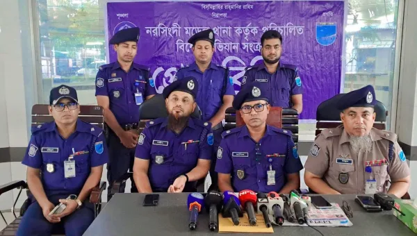 নরসিংদীতে মদের দোকানের কর্মচারীকে আগুনে পুড়ানোর মামলার প্রধান আসামী সহ গ্ৰেফতার ২