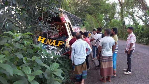 মাদারীপুরে লাবিবা পরিবহনের বাস নিয়ন্ত্রণ হারিয়ে গাছে ধাক্কা: আহত ১৫