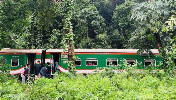 কমলগঞ্জের লাউগাচড়ায়  পাহাড়িকা এক্সপ্রেসের হুক ছিঁড়ে সিলেটের সঙ্গে রেল যোগাযোগ বন্ধ