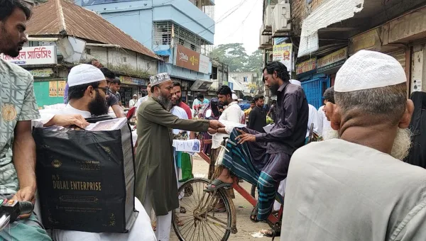 সালথায় ডেঙ্গু প্রতিরোধে জামায়াতের লিফলেট বিতরণ