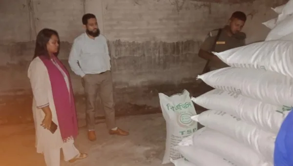 সার সিন্ডিকেটের বিরুদ্ধে বীরগঞ্জে  ভ্রাম্যমান আদালতের অভিযান, ১৯৮ বস্তা টিএসপি সার উদ্ধার।