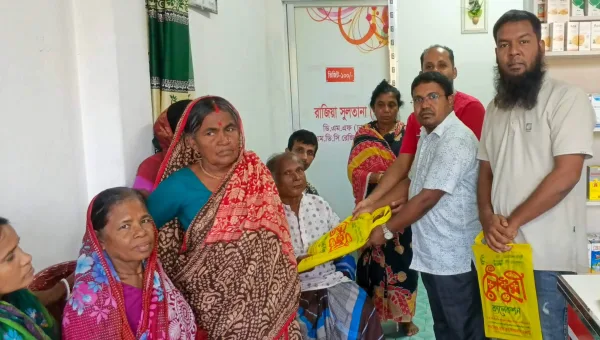 বালিয়াকান্দিতে স্বপ্নছোঁয়া ফাউন্ডেশনের উদ্যোগে শারদীয় উৎসব উপলক্ষে বস্ত্র বিতরণ
