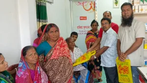 বালিয়াকান্দিতে স্বপ্নছোঁয়া ফাউন্ডেশনের উদ্যোগে শারদীয় উৎসব উপলক্ষে বস্ত্র বিতরণ